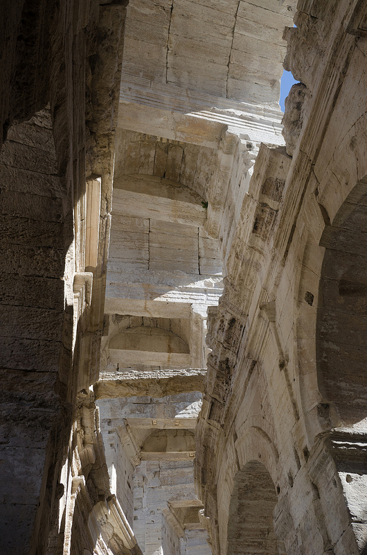 アルルのローマ遺跡とロマネスク建築の画像5