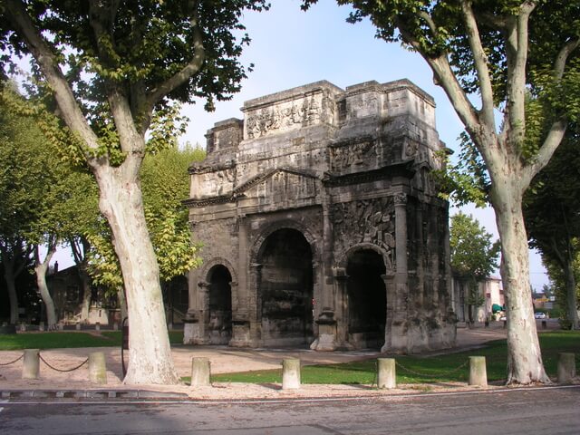 オランジュの凱旋門、ローマ劇場とその周辺