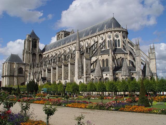 /img/1524074749_Cathedrale_Saint-Etienne_(Bourges)_2006.jpg