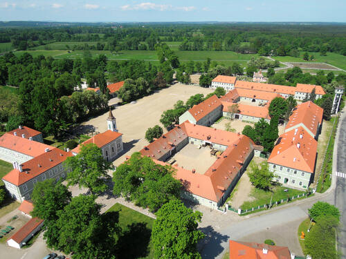 クラドルビ・ナト・ラベムにおける儀式用馬の繁殖と訓練の風景の画像2