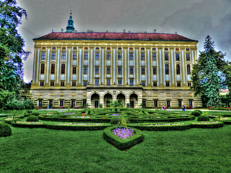 クロムニェジーシュの庭園と城の画像1