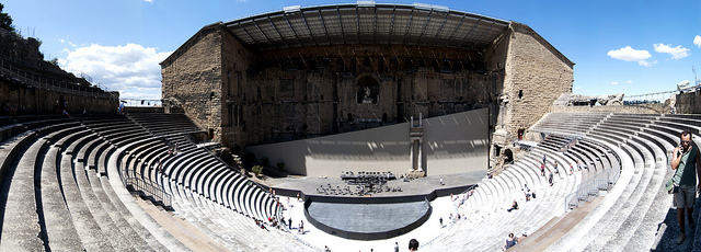 オランジュの凱旋門、ローマ劇場とその周辺の画像2