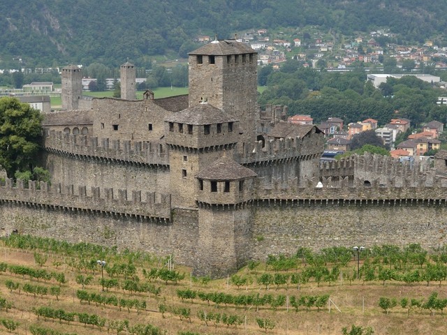 ベリンツォーナ旧市街にある3つの城、要塞及び城壁の画像1