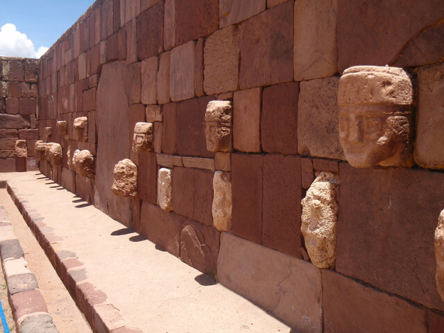 ティワナク：ティワナク文化の宗教的・政治的中心地の画像1