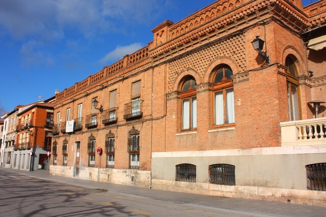 アルカラ・デ・エナレスの大学と歴史地区の画像1