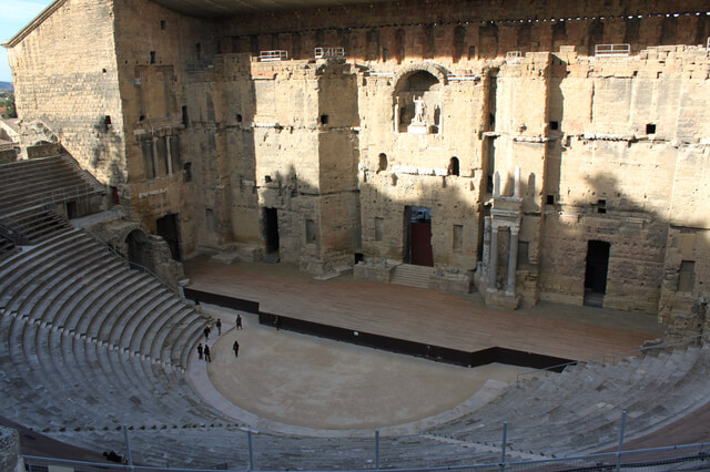 オランジュの凱旋門、ローマ劇場とその周辺の画像3