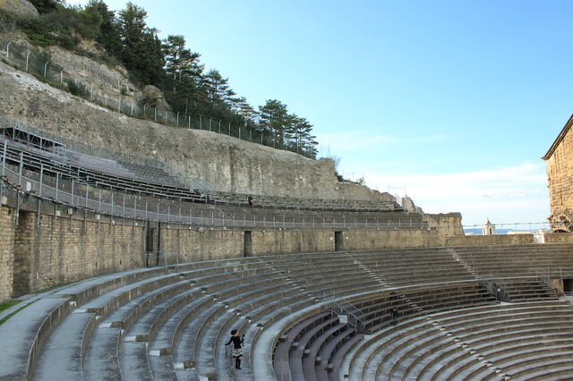オランジュの凱旋門、ローマ劇場とその周辺の画像4