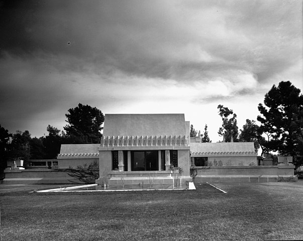 /img/1565607667_Exterior_view_of_the_Hollyhock_House,_Los_Angeles,_1921_(shulman-1997-JS-223-ISLA).jpg